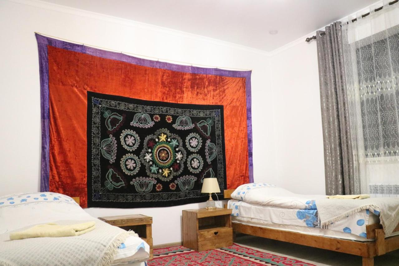 Tuenduek Guest House, Karakol Eksteriør bilde