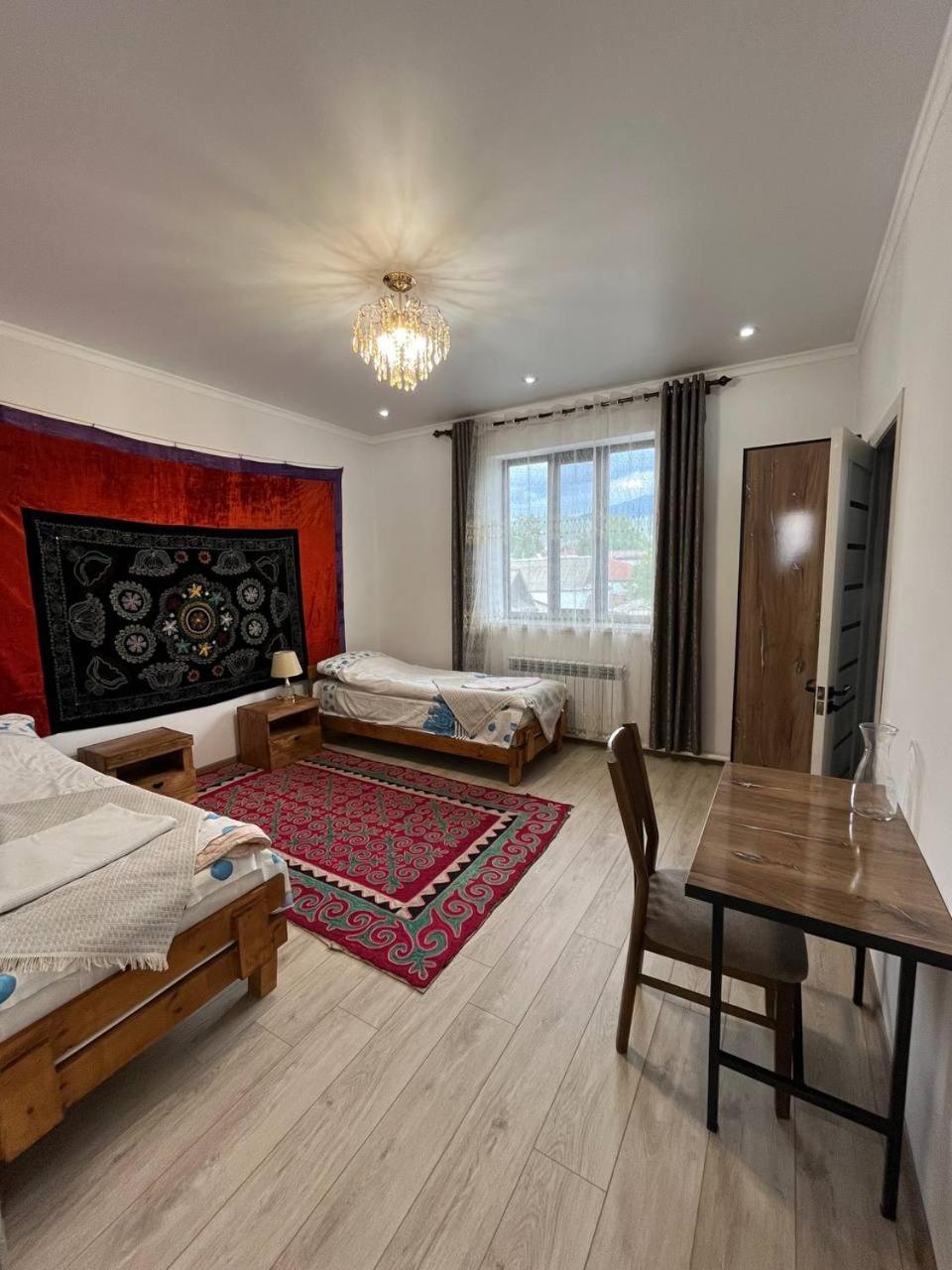 Tuenduek Guest House, Karakol Eksteriør bilde